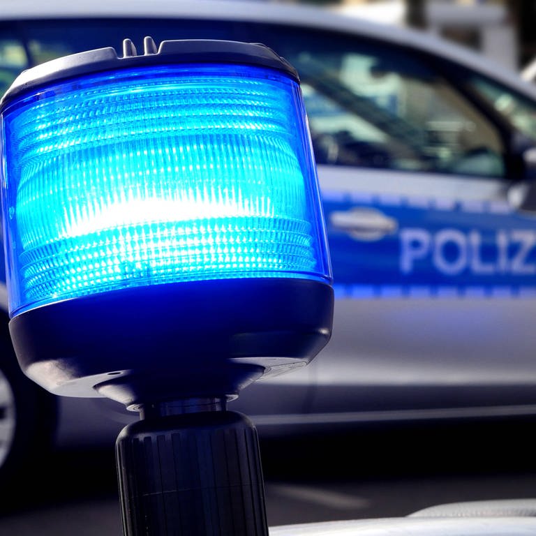 Blaulicht auf einem Motorrad der Polizei. (Foto: IMAGO, IMAGO / Sabine Gudath)