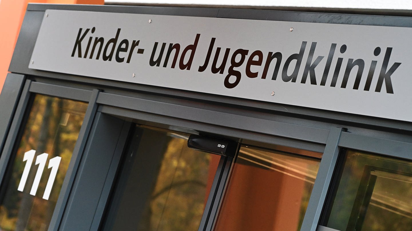 Eingang einer Kinder- und Jugendklinik für psychische Erkrankungen. Baden-Württemberg will die Plätze in Kliniken aufstocken. (Foto: dpa Bildfunk, picture alliance/dpa | Swen Pförtner)