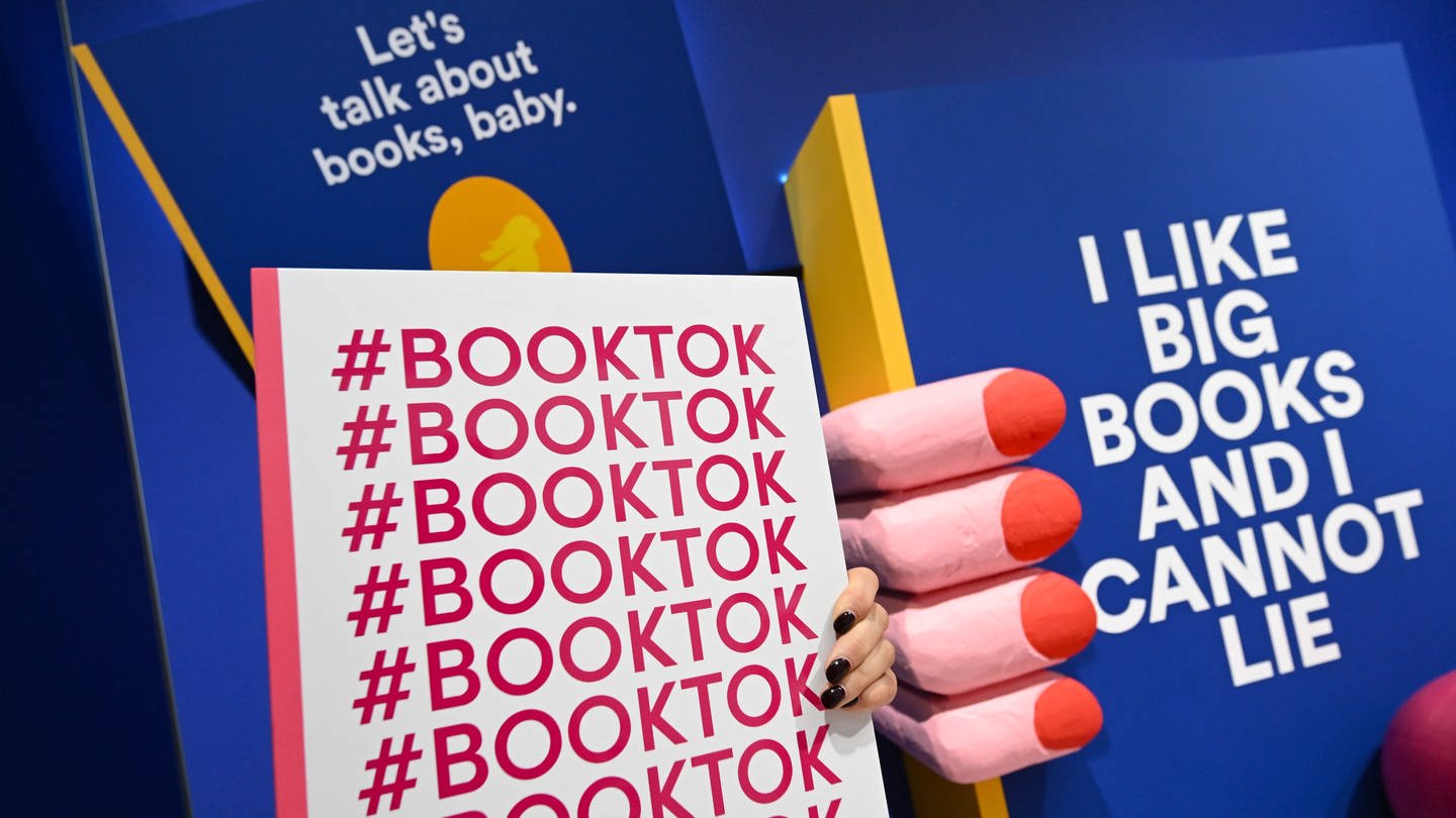 Das Thema Booktok wird auf der Frankfurter Buchmesse an einem Stand visualisiert. (Foto: dpa Bildfunk, picture alliance/dpa | Arne Dedert)