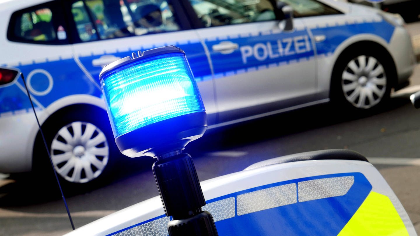 Blaulicht auf einem Motorrad der Polizei (Foto: IMAGO, IMAGO / Sabine Gudath)