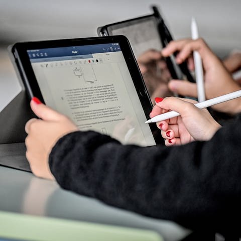 Schülerin arbeitet in der Schule am Tablet - In Heilbronn können jetzt alle Schüler und Lehrer ein kostenloses Tablet bekommen (Foto: IMAGO, IMAGO / Funke Foto Services)
