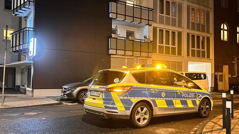 Die Polizei arbeitet in einem Haus in Duisburg. Spezialkräfte der Polizei haben einen Mann festgenommen, es geht um einen Terrorverdacht. (Foto: dpa Bildfunk, picture alliance/dpa/WTVnews UG Essen | M. Weber)