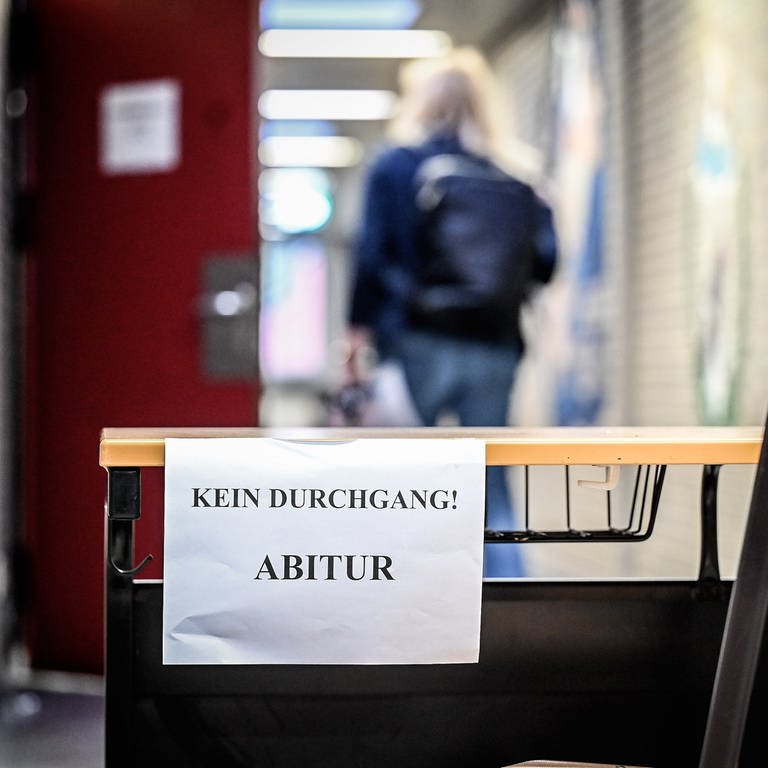 Der Gang zu den Prüfungsräumen mit Schild : Kein Durchgang Abitur!  (Foto: IMAGO, IMAGO / Funke Foto Services)