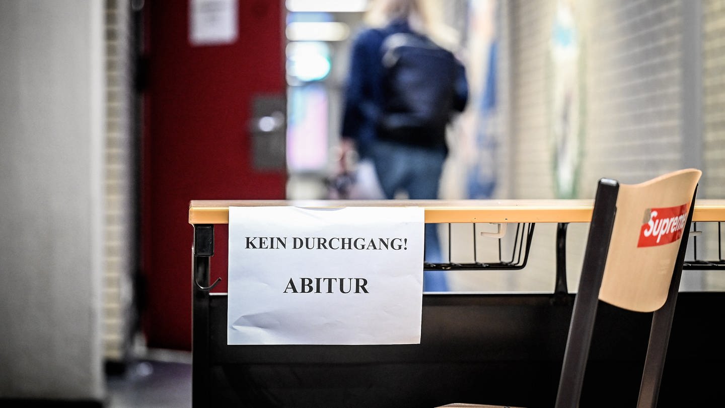 Der Gang zu den Prüfungsräumen mit Schild : Kein Durchgang Abitur! (Foto: IMAGO, IMAGO / Funke Foto Services)