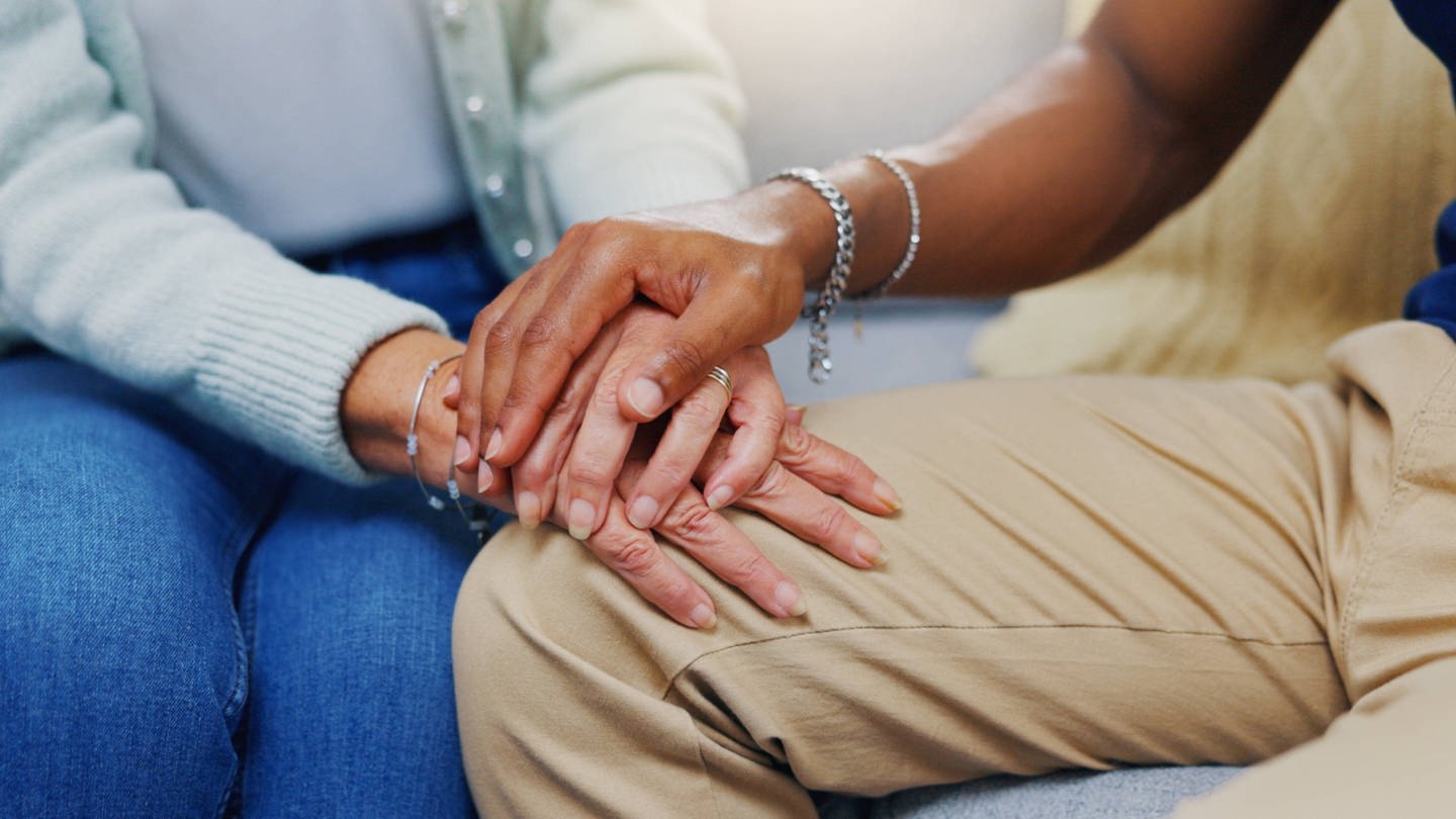 Eine Person hält die Hand eines Therapeuten (Foto: IMAGO, IMAGO / Zoonar II)