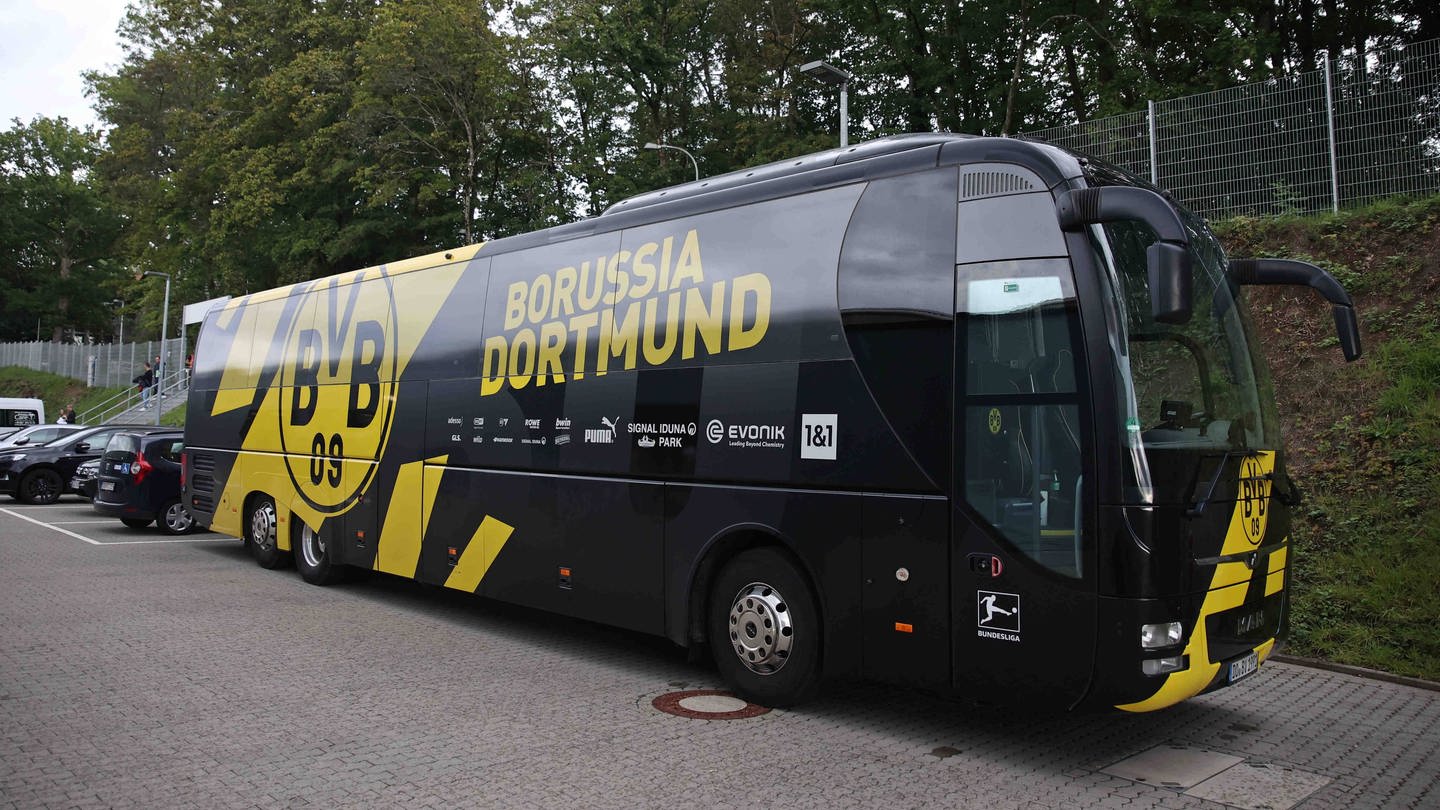 Bus von Borussia Dortmund: Beim Spiel gegen Newcastle war er falsch geparkt und bekam einen Strafzettel (Foto: IMAGO, (Symbolbild) IMAGO / Fussball-News Saarland)