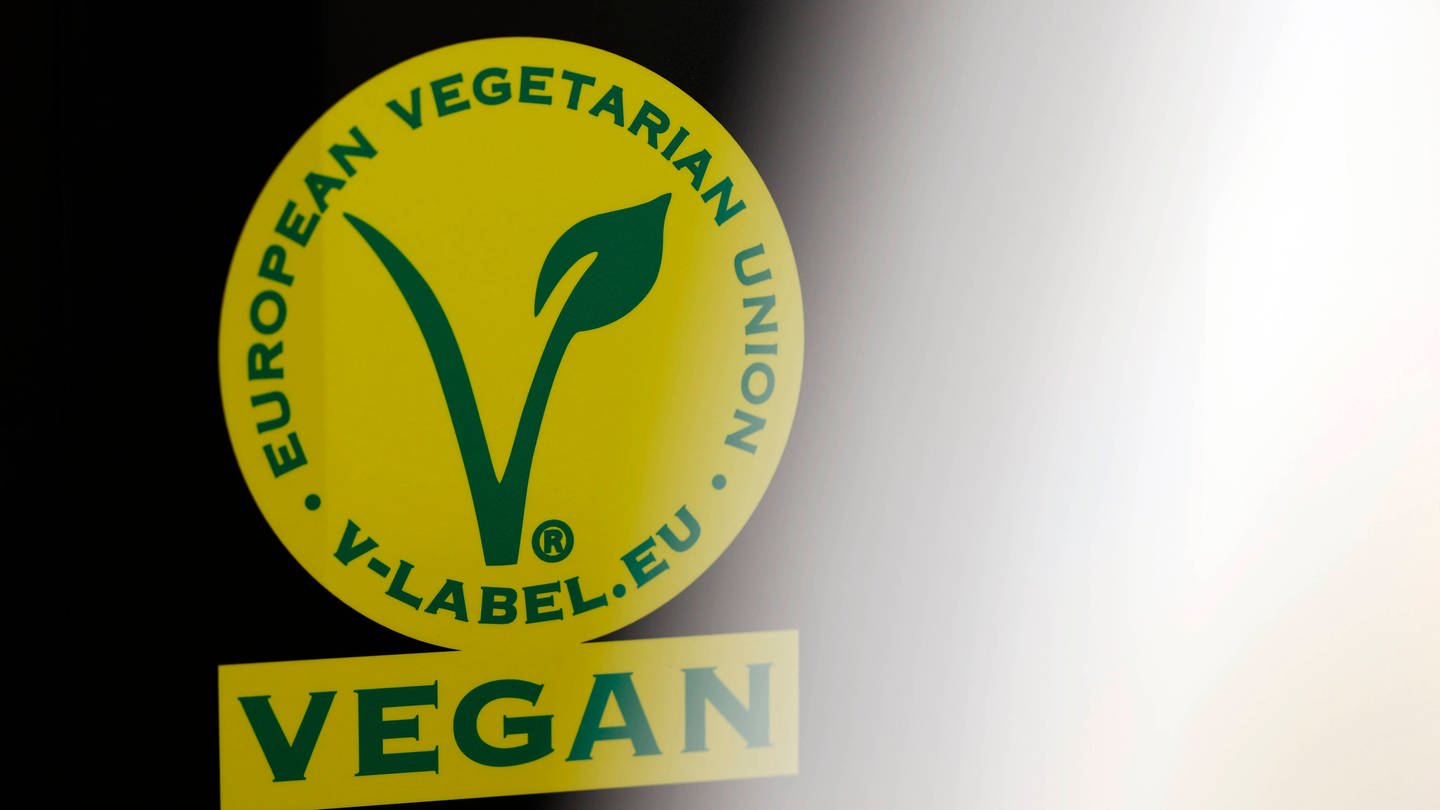Das Logo des Vegan-Labels in Europa (Foto: IMAGO, IMAGO / Panama Pictures)