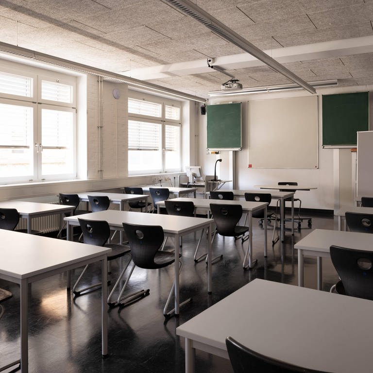 (Symboldbild) An Schulen in Rheinland-Pfalz gibt es eine "Meldepflicht" für Schülerinnen und Schüler. Die soll jetzt ausgebessert werden. (Foto: IMAGO, imagebroker)