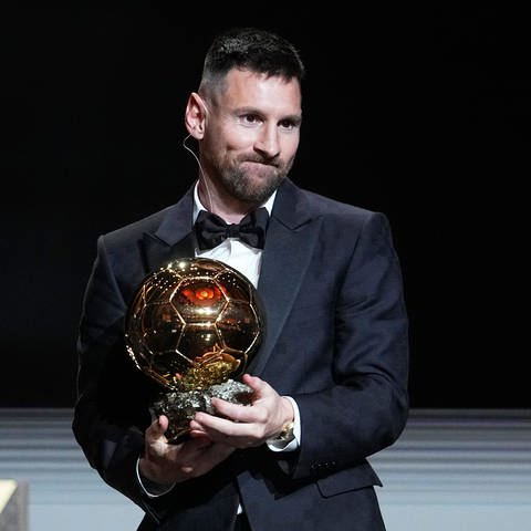 Lionel Messi, Spieler von Inter Miami und argentinischer Nationalspieler, hält die Ballon d'Or während der Verleihung des 67. Ballon d'Or im Theatre du Chatelet. (Foto: dpa Bildfunk, picture alliance/dpa/AP | Michel Euler)