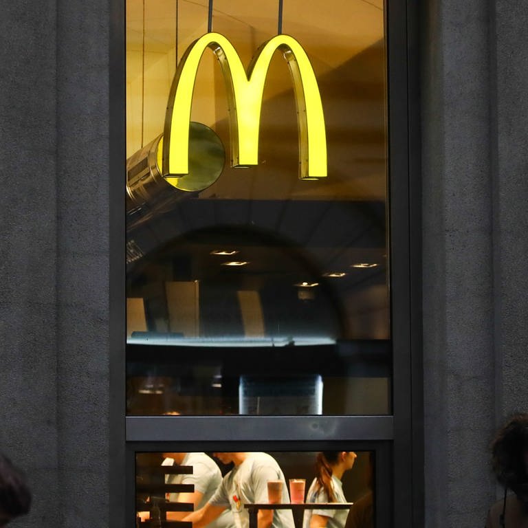 Das gelbe M des McDonald's-Logos leuchtet in der Dämmerung. In Großbritannien wurden Mäuse in mehreren Filialen ausgesetzt (Symbolbild) (Foto: dpa Bildfunk, picture alliance / NurPhoto | Jakub Porzycki)