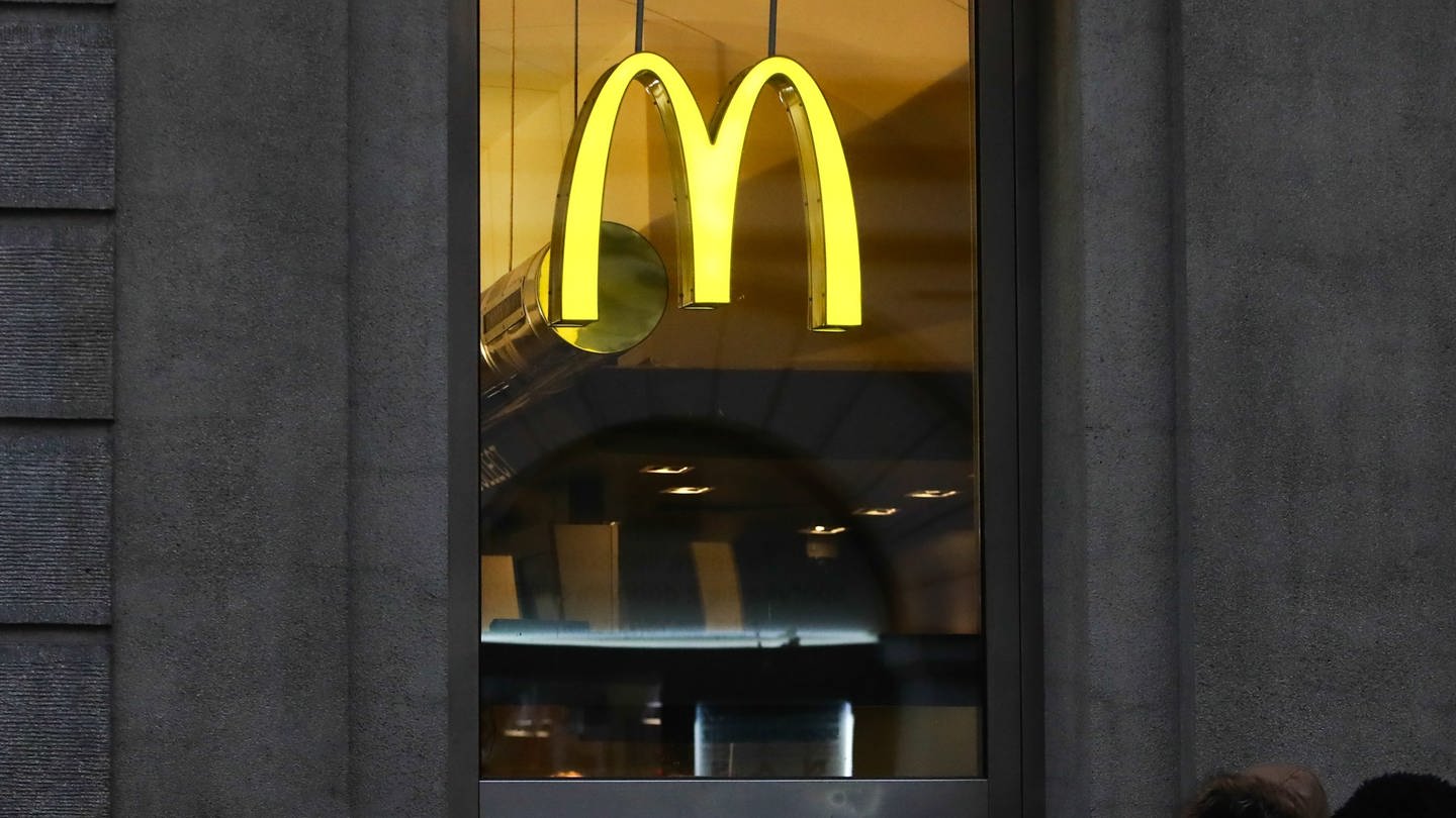 Das gelbe M des McDonald's-Logos leuchtet in der Dämmerung. In Großbritannien wurden Mäuse in mehreren Filialen ausgesetzt (Symbolbild) (Foto: dpa Bildfunk, picture alliance / NurPhoto | Jakub Porzycki)