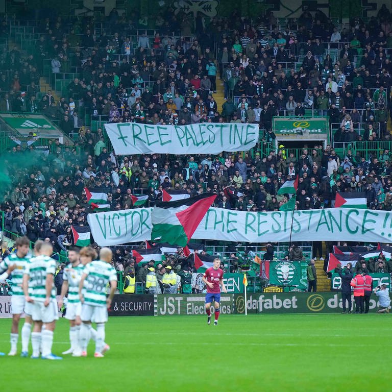 Celtic-Ultras schwenken Palästina-Flaggen (Foto: IMAGO, Copyright: xStuartxWallace/Shutterstockx 14138268a)