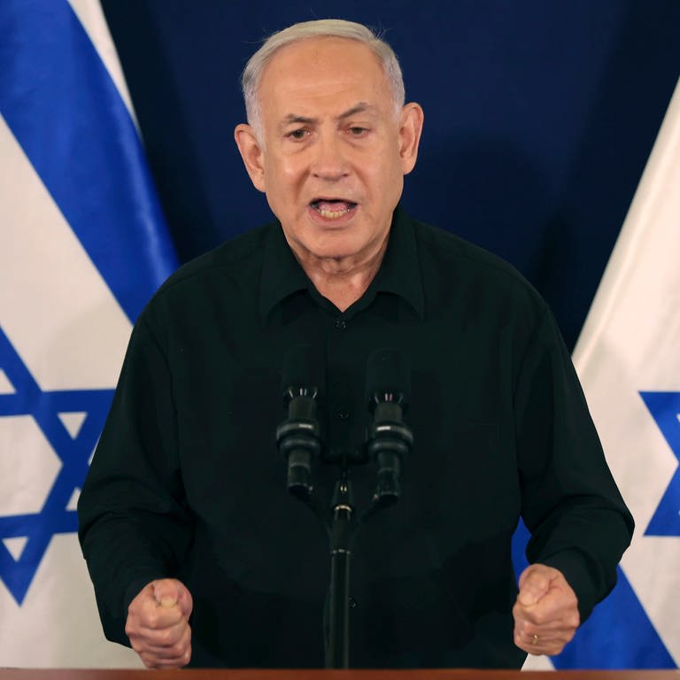 Benjamin Netanjahu, Ministerpräsident von Israel, spricht während einer Pressekonferenz in der Militärbasis Kirya. (Foto: dpa Bildfunk, picture alliance/dpa/Pool European Pressphoto Agency | Abir Sultan)