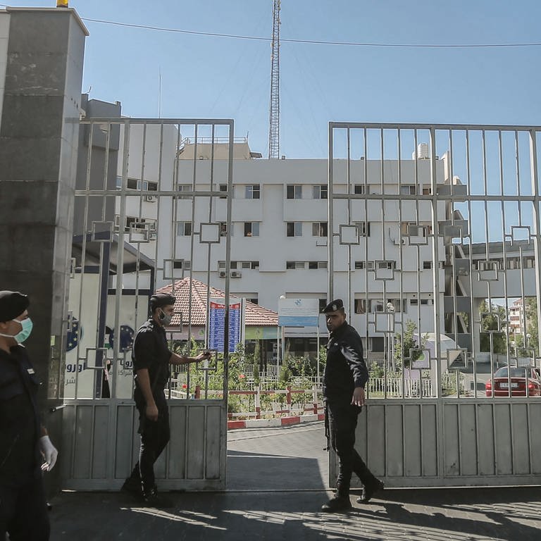 ARCHIV: Mitglieder der islamistischen Hamas bewachen die Tore des Schifa-Krankenhaus. Im Umkreis des Schifa-Krankenhauses in Gaza, das nach israelischer Darstellung auch als Hamas-Kommandozentrum dient, halten sich nach TV-Berichten weiterhin Tausende von Zivilisten auf. (Archiv-Illustration zu dpa: "Tausende von Zivilisten im Bereich des Schifa... (Foto: dpa Bildfunk, picture alliance/dpa | Mohammed Talatene)