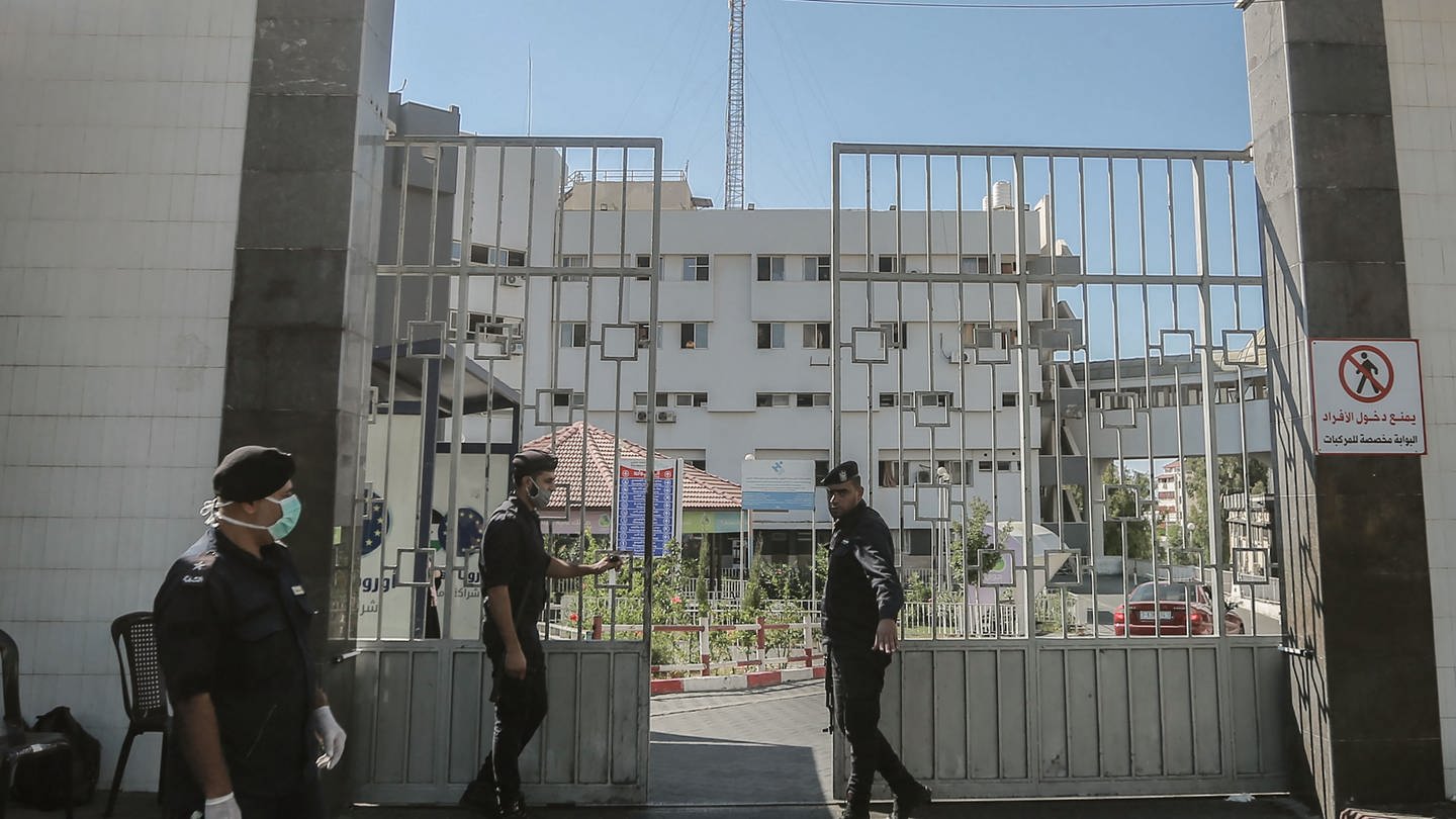 ARCHIV: Mitglieder der islamistischen Hamas bewachen die Tore des Schifa-Krankenhaus. Im Umkreis des Schifa-Krankenhauses in Gaza, das nach israelischer Darstellung auch als Hamas-Kommandozentrum dient, halten sich nach TV-Berichten weiterhin Tausende von Zivilisten auf. (Archiv-Illustration zu dpa: 