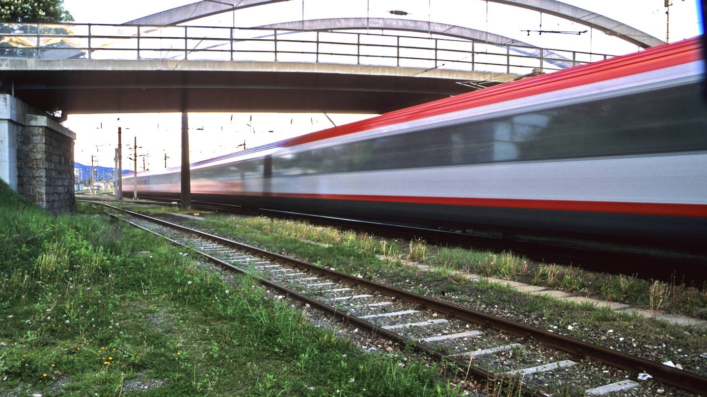 SYMBOLBILD: Ein Zug fährt aus dem Bahnhof. (Foto: IMAGO, IMAGO / CHROMORANGE)