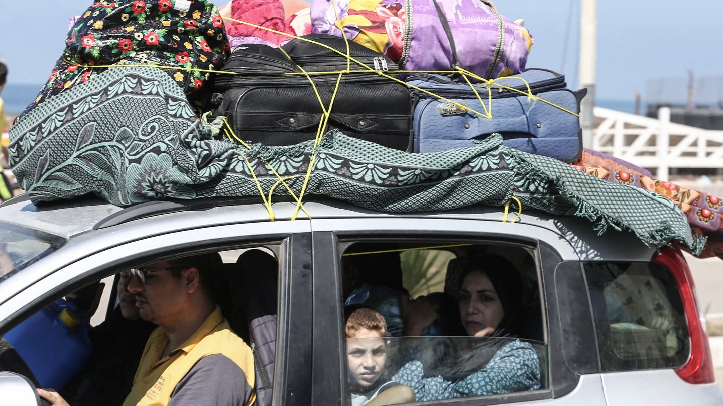Palästinenser fliehen nach israelischen Luftangriffen in sicherere Gebiete. Das israelische Milit är rief am 13.10.2023 zur Evakuierung von Zivilisten aus Gaza-Stadt auf, um deren «Sicherheit und Schutz» zu gewährleisten. (Foto: dpa Bildfunk, picture alliance/dpa | Mohammed Talatene)