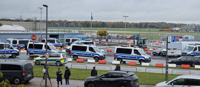 Durch dieses Tor Nord Tor am Terminal Tango am Flughafen Hamburg ist der Täter auf das Vorfeld gerast. Er hatte seine Tochter als Geisel genommen. (Foto: IMAGO, IMAGO / Andre Lenthe)
