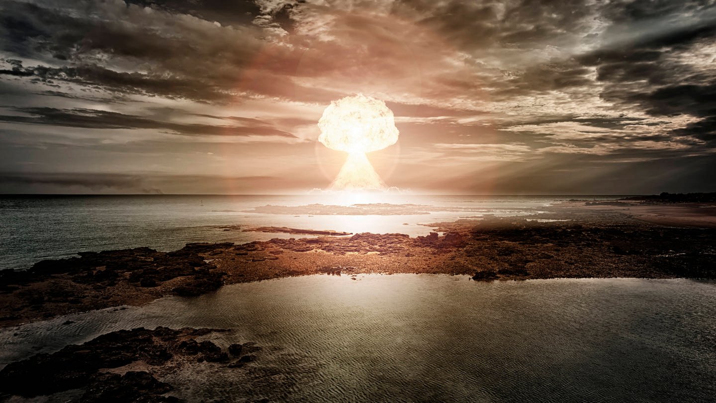 Bei der Verwendung von nuklearen Waffen wie beispielsweise einer Atombombe entsteht ein sogenannter 