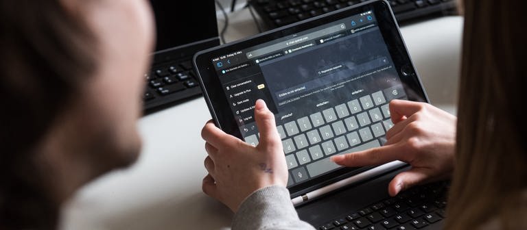 Eine Schülerin nutzt das Programm ChatGPT auf einem Tablet in einem Workshop.  (Foto: IMAGO, Funke Foto Services)