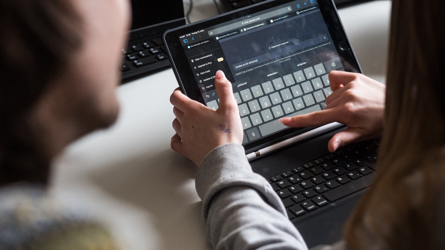 Eine Schülerin nutzt das Programm ChatGPT auf einem Tablet in einem Workshop. (Foto: IMAGO, Funke Foto Services)