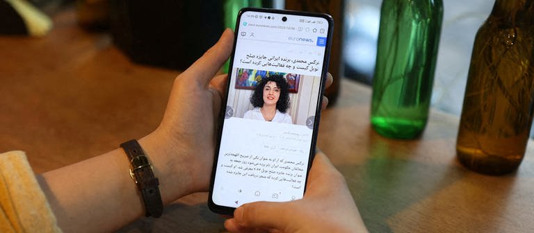 Firdensnobelpreisträgerin Narges Mohammadi auf einem Handyfoto - die Aktivistin ist im Hungerstreik im Gefängnis. (Foto: Reuters, File Photo)