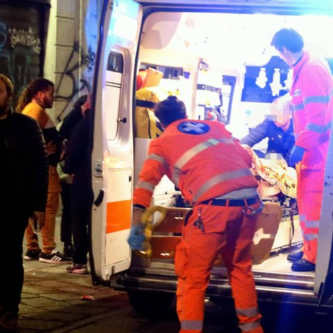 Vor dem Champions-League-Spiel zwischen dem AC Mailand und Paris Saint-Germain kam es zu einer heftigen Auseinandersetzung zwischen Ultras. Ein verletzter Mann musste ins Krankenhaus gebracht werden. (Foto: IMAGO, IMAGO / ZUMA Press)