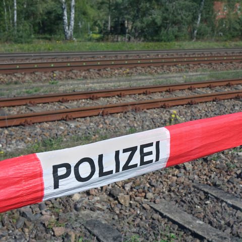 Absperrband der Polizei vor Gleisen: In Bobenheim-Roxheim wurde ein 19-Jähriger tot neben Bahngleisen gefunden (Symbolbild) (Foto: SWR DASDING, IMAGO / Steinach)