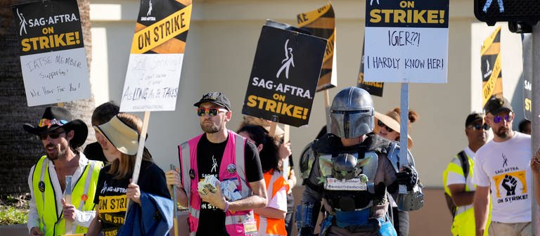 Streikende SAG-AFTRA-Mitglieder beteiligen sich an einem Streikposten vor dem Studio von Paramount Pictures in Los Angeles.  (Foto: SWR DASDING, picture alliance/dpa/Invision via AP | Chris Pizzello)