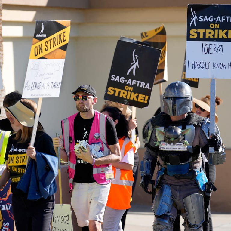 Streikende SAG-AFTRA-Mitglieder beteiligen sich an einem Streikposten vor dem Studio von Paramount Pictures in Los Angeles.  (Foto: SWR DASDING, picture alliance/dpa/Invision via AP | Chris Pizzello)