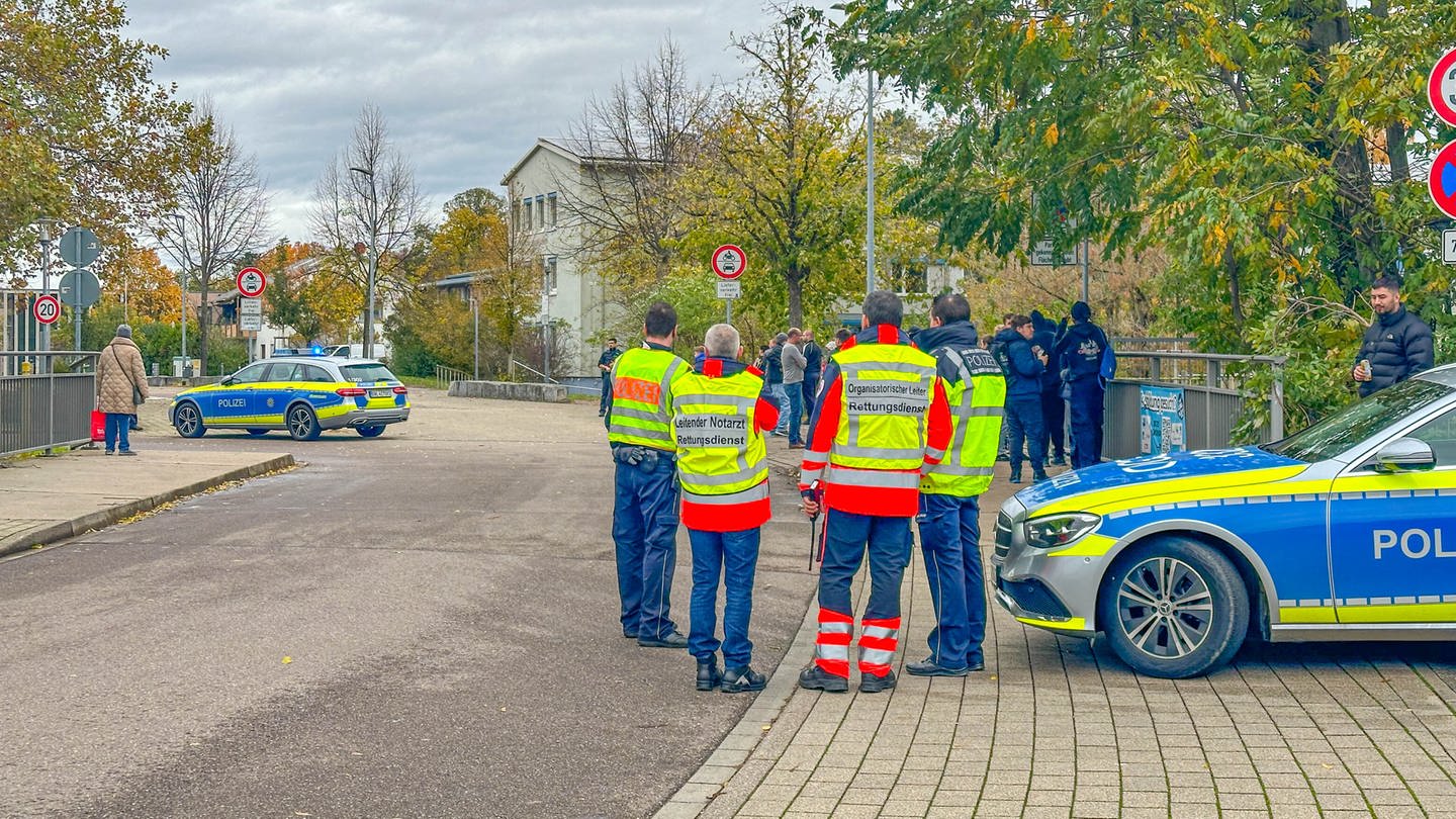 Offenburg: Bei einem Großeinsatz der Polizei an einer Schule ist ein Tatverdächtiger festgenommen worden. (Foto: dpa Bildfunk, picture alliance/dpa/Einsatz-Report24 | Christina Häußler)
