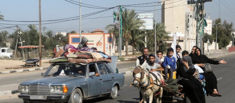 Palästinenser fliehen in einem Auto und auf einem Eselkarren aus Gaza-Stadt in den südlichen Gazastreifen. Israel hat jetzt einer täglichen Feuerpause zugestimmt. (Foto: dpa Bildfunk, picture alliance/dpa/AP | Mohammed Dahman)
