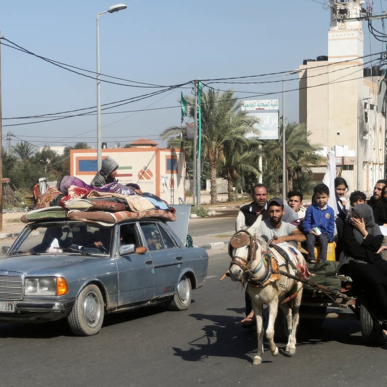 Palästinenser fliehen in einem Auto und auf einem Eselkarren aus Gaza-Stadt in den südlichen Gazastreifen. Israel hat jetzt einer täglichen Feuerpause zugestimmt. (Foto: dpa Bildfunk, picture alliance/dpa/AP | Mohammed Dahman)
