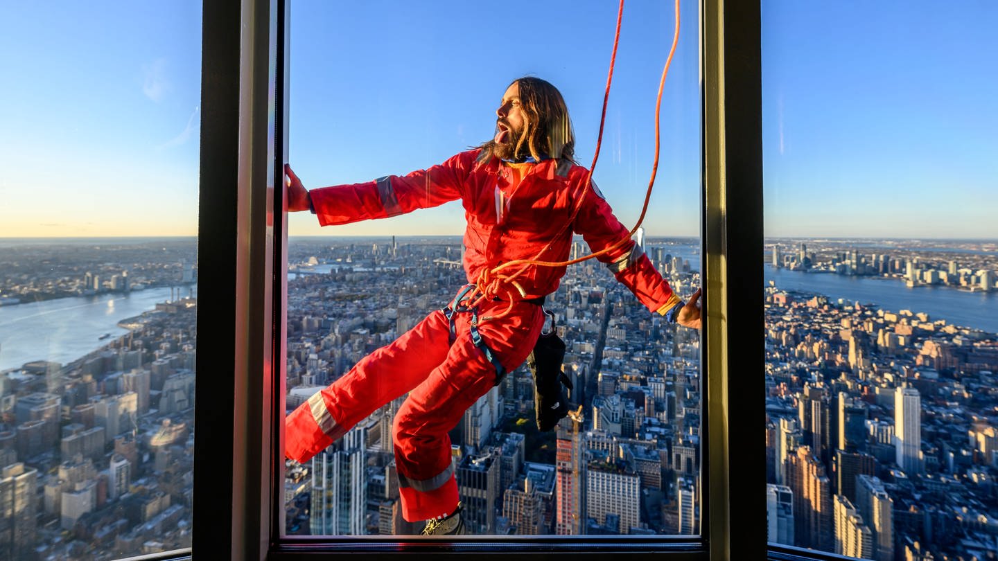 picture alliance/dpa/Empire State Realty Trust | Roy Rochlin/Getty Images (Foto: dpa Bildfunk, US-Schauspieler Jared Leto klettert am Empire State Building.)