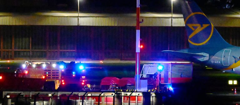 Einsatzkräfte mit ihren Fahrzeugen sind am Flughafen im Eisatz. Der Hamburger Flughafen ist nach dem Eindringen eines Fahrzeugs auf das Gelände gesperrt worden. (Foto: dpa Bildfunk, picture alliance/dpa | Jonas Walzberg)