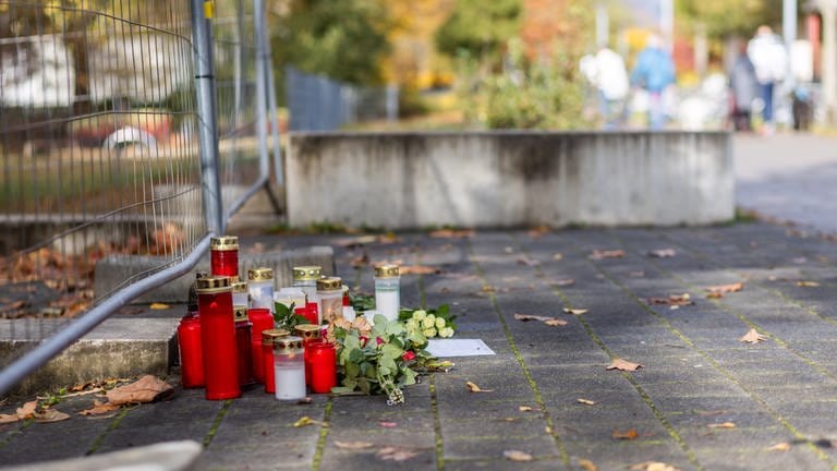 Blumen und Kerzen liegen vor der Waldbachschule. Am gestrigen Donnerstag hatte in einer Offenburger Schule ein Schüler einen anderen Schüler erschossen, das Opfer ist später seinen Verletzungen erlegen. (Foto: dpa Bildfunk, picture alliance/dpa | Philipp von Ditfurth)