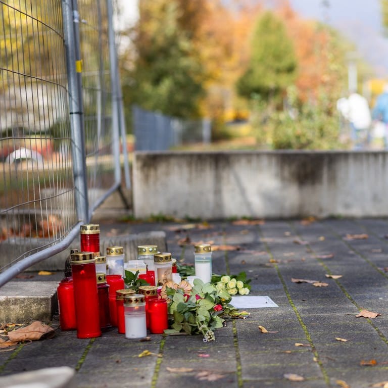 Blumen und Kerzen liegen vor der Waldbachschule. Am gestrigen Donnerstag hatte in einer Offenburger Schule ein Schüler einen anderen Schüler erschossen, das Opfer ist später seinen Verletzungen erlegen. (Foto: dpa Bildfunk, picture alliance/dpa | Philipp von Ditfurth)