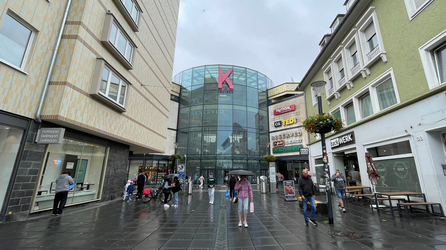 Das Einkaufszentrum Mall in Kaiserslautern. In der Nähe hat es eine Massenschlägerei und Schüsse gegeben. (Foto: SWR)