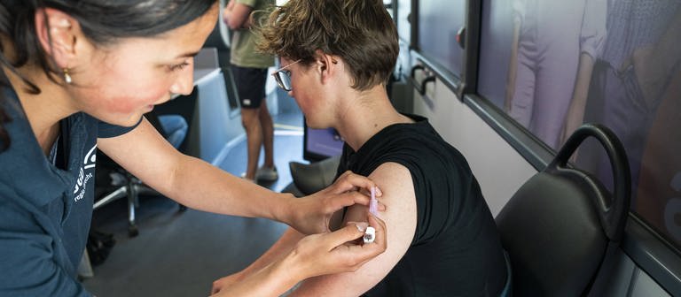 Mit einer HPV-Impfung können sich junge Menschen gegen Krebs schützen - hier Impfung eines Jugendlichen in den Oberarm. (Foto: IMAGO, IMAGO / ANP)