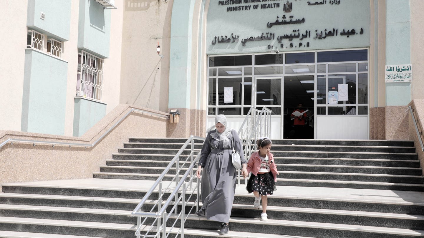 Eingang des Rantisi-Krankenhaus in Gaza (Foto: IMAGO, Copyright: xMahmoudxxAjjourx)