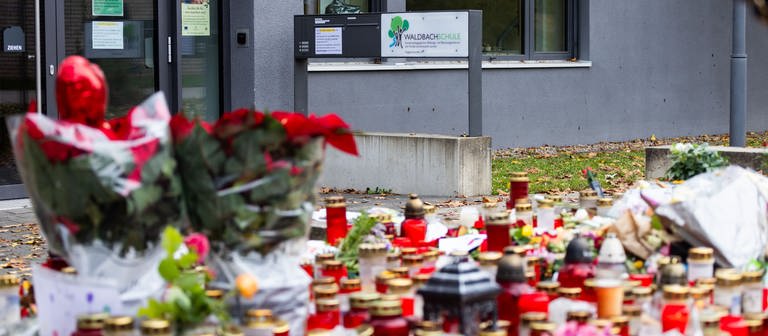 Kerzen und Blumen liegen vor dem Eingang der Waldbachschule. Dort hat ein Jugendlicher auf einen Mitschüler geschossen. (Foto: dpa Bildfunk, picture alliance/dpa | Philipp von Ditfurth)