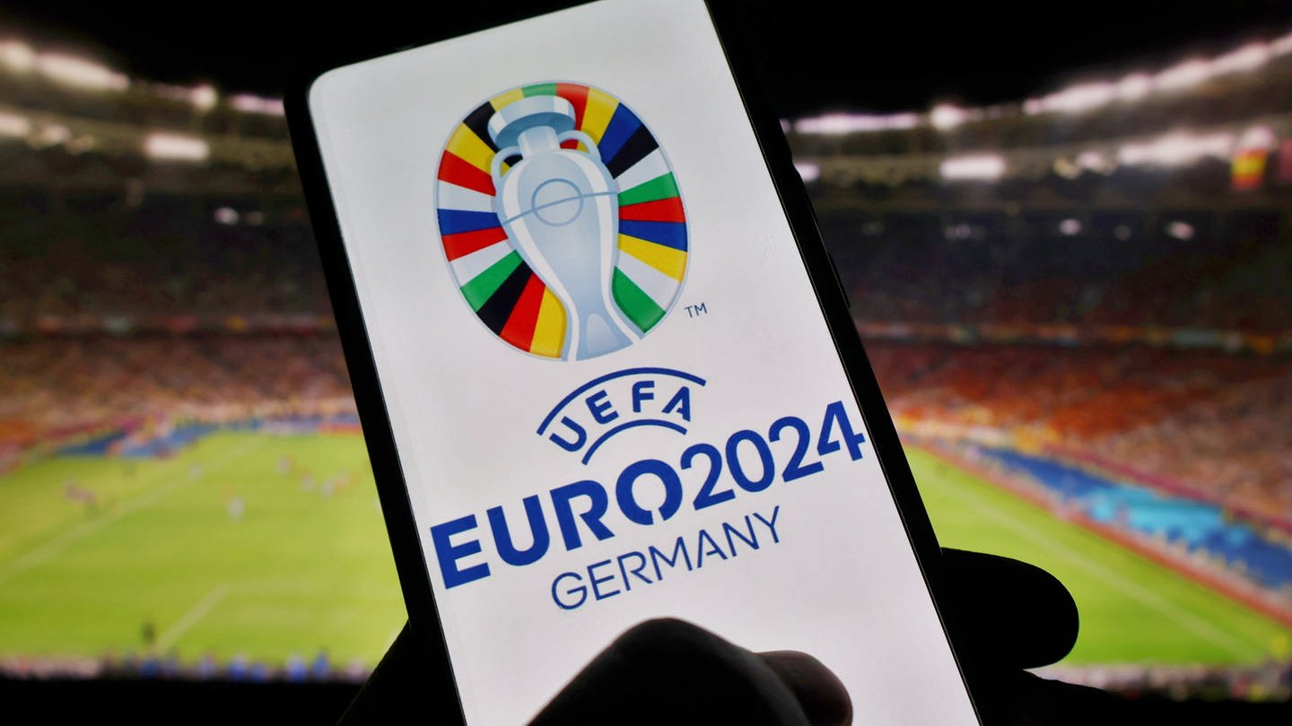 Das Logo der UEFA Euro 2024. Bei dem Turnier sollen die Menschenrechte eingehalten werden. (Foto: dpa Bildfunk, picture alliance/dpa/Zuma Press | Aleksandr Gusev)