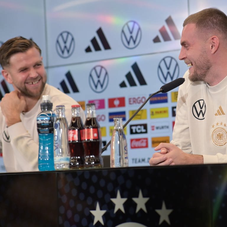 Die Nationalspieler Niclas Füllkrug und Marvin Ducksch bei einer Pressekonferenz des DFB. In einem Stream sagten sie, dass sie bei "7 vs. Wild" mitmachen würden. (Foto: dpa Bildfunk, picture alliance/dpa | Alina Grünky)