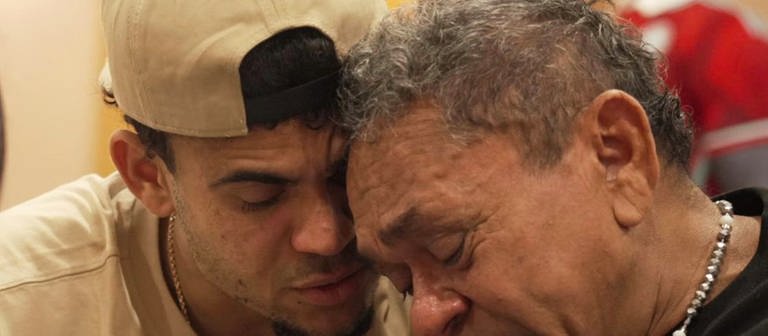 Der Liverpool-Stürmer Luis Diaz (l) ist gerührt, als er seinen Vater Luis Manuel Diaz nach dessen Freilassung trifft. Der Vater des kolumbianischen Fußball-Nationalspielers war am 28. Oktober in Kolumbien von der linken Guerillaorganisation ELN verschleppt worden. (Foto: dpa Bildfunk, picture alliance/dpa/colprensa | ---)