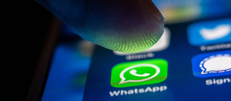 Ein Finger berührt das Whatsapp-Logo auf einem Smartphone. Das Backup könnte dich bald Geld kosten. (Foto: dpa Bildfunk, picture alliance/dpa | Zacharie Scheurer)