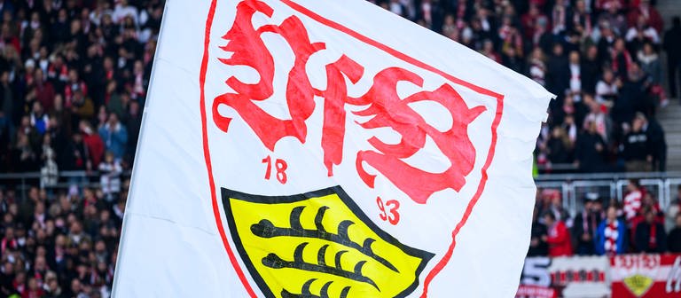 Die Fahne des VfB Stuttgart wird im Stadion geschwungen. (Foto: dpa Bildfunk, picture alliance/dpa | Tom Weller)