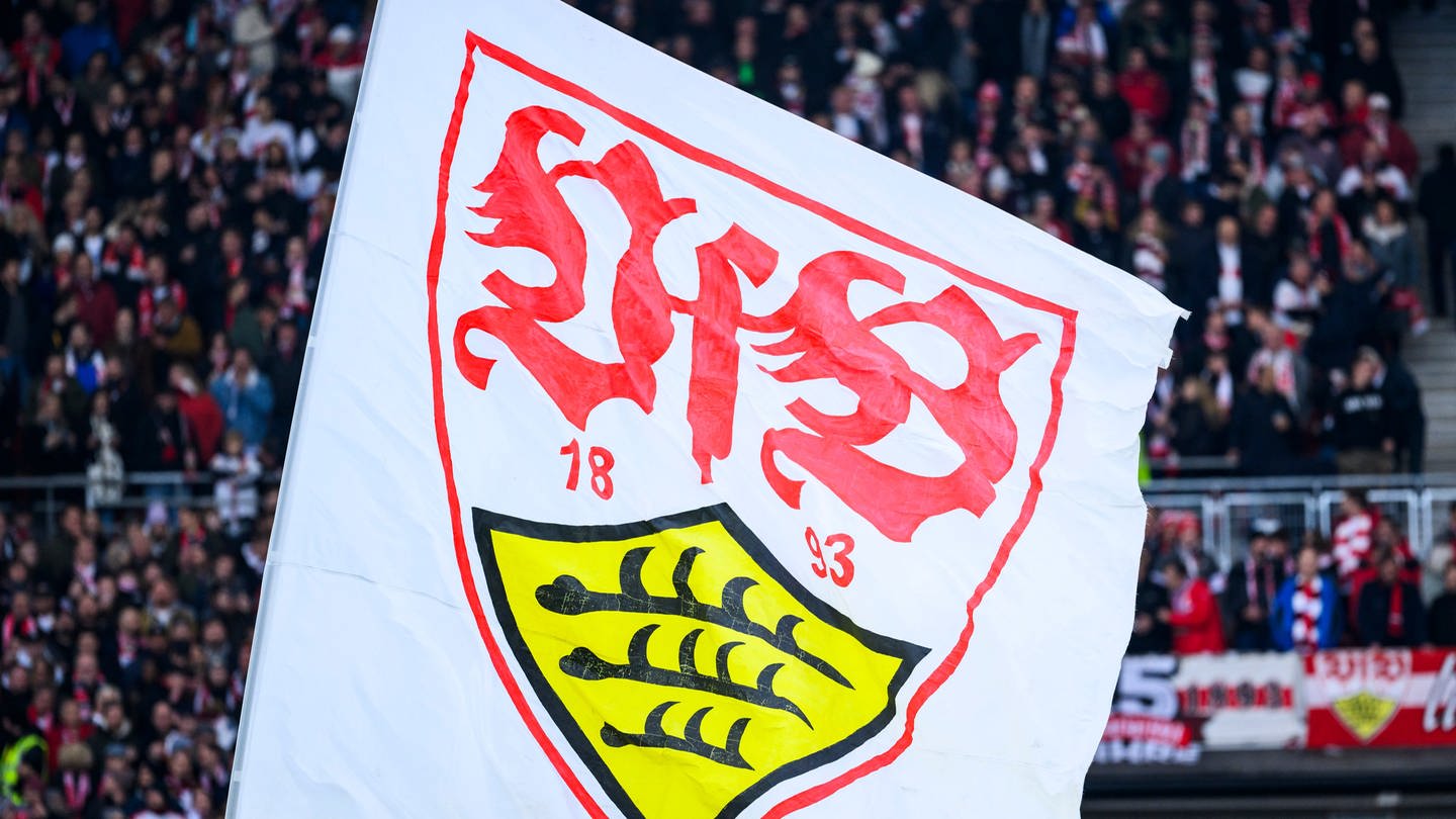 Die Fahne des VfB Stuttgart wird im Stadion geschwungen. (Foto: dpa Bildfunk, picture alliance/dpa | Tom Weller)