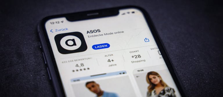 Online-Shop Asos Website auf dem Smartphone - aktuell gibt es Kritik wegen nicht angenommener Retouren (Foto: IMAGO, IMAGO / Rüdiger Wölk)