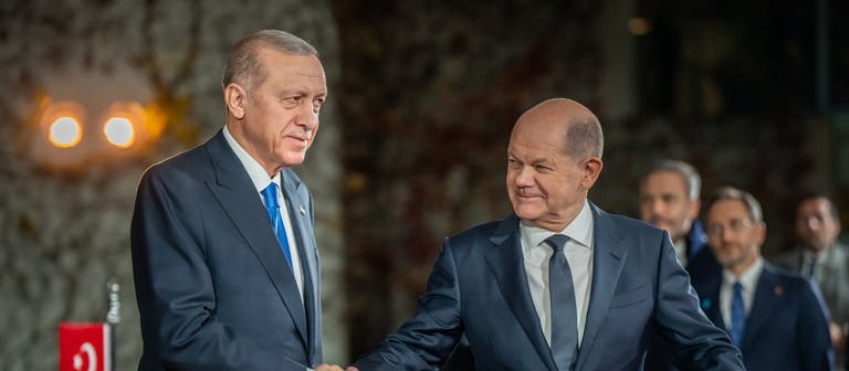 Recep Tayyip Erdoğan wird von Olaf Scholz am Berliner Kanzleramt begrüßt (Foto: dpa Bildfunk, picture alliance/dpa | Michael Kappeler)