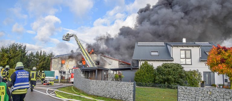 Feuer schlägt aus einer Lagerhalle in Eppingen-Adelshofen (Foto: Einsatz-Report24)